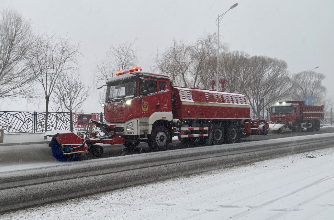 NG娱乐环境除冰雪装备全力投入破冰作业，助力北京道路交通安全